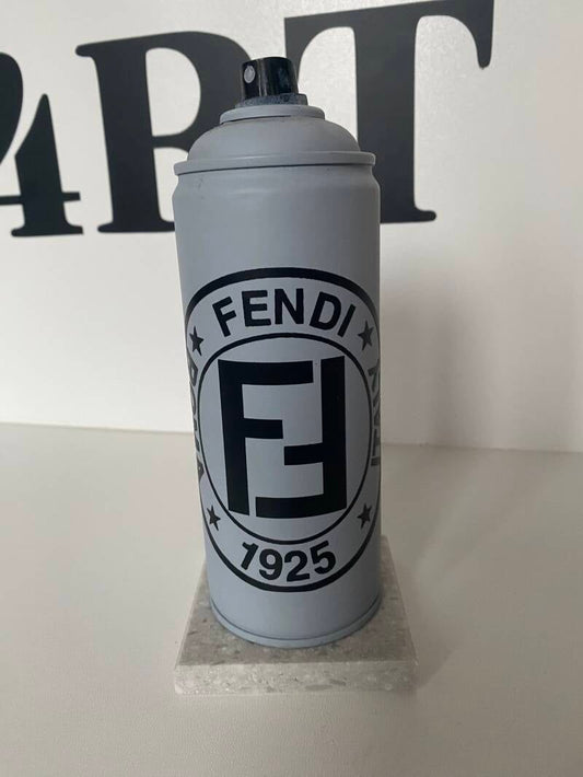 Fendi spuitbus op plateau